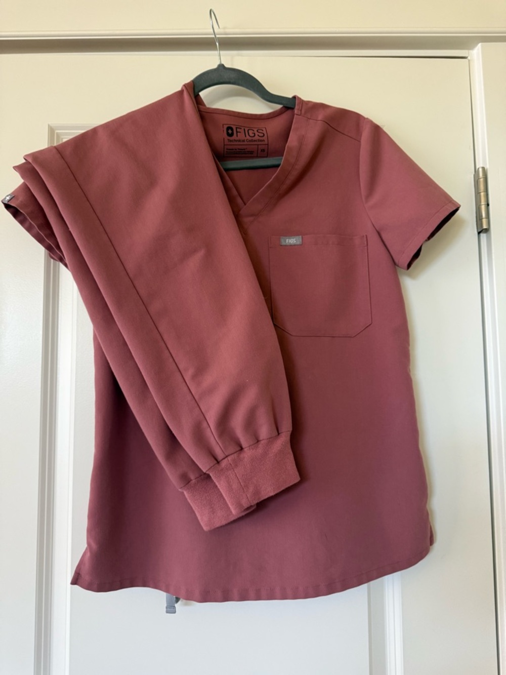 Figs Pink Women's Scrub Set